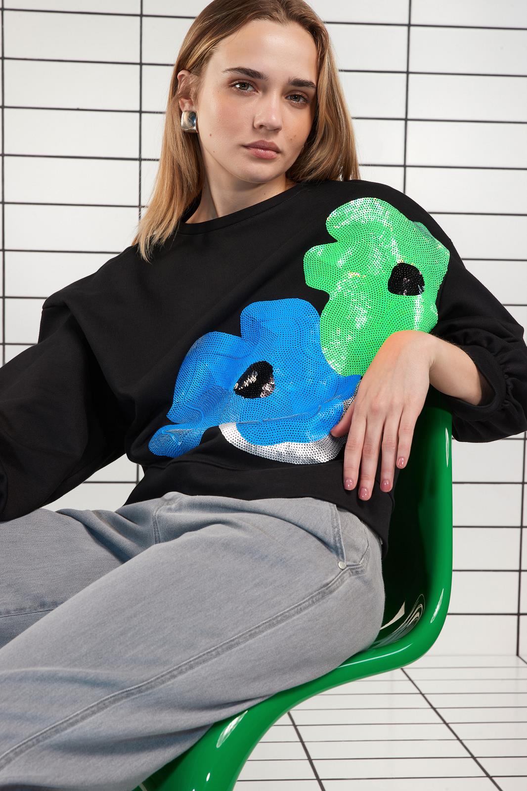 SWEATER LS-ON-UNI+APPLI-BLACK