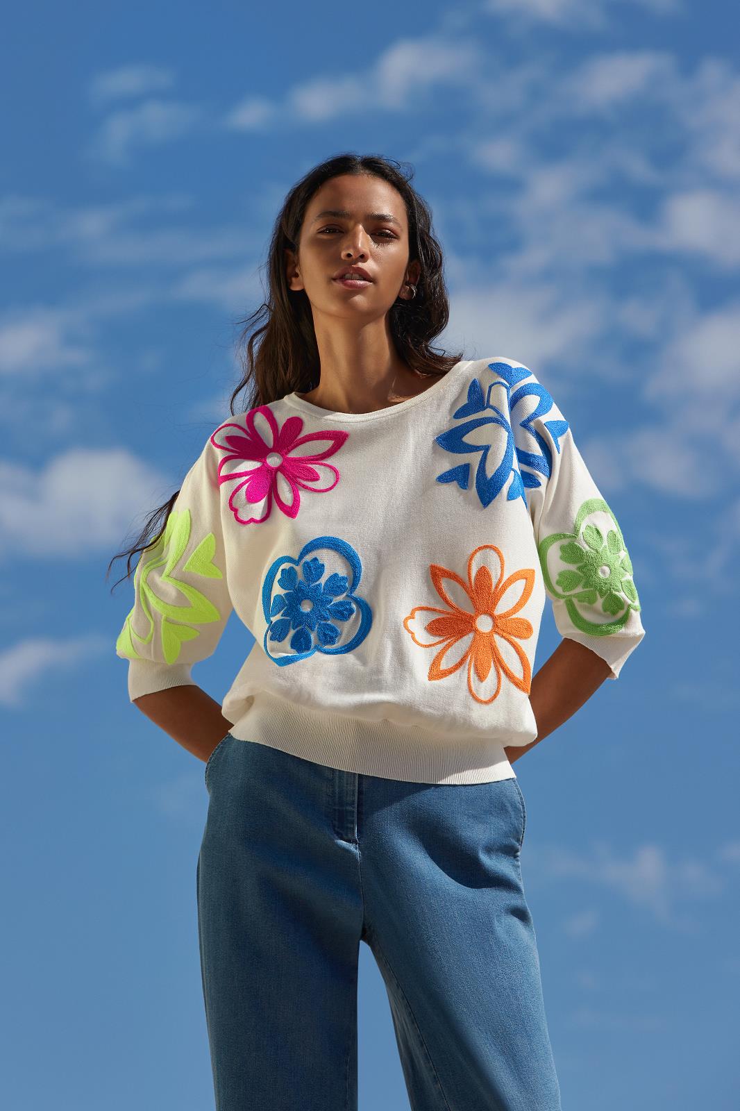 PULL MET BLOEMEN IN ECRU