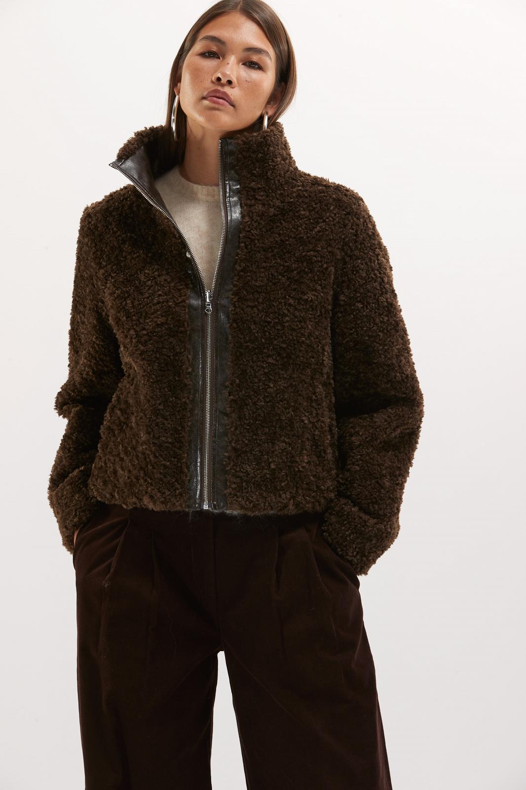 VEST UN BRUIN + PELS