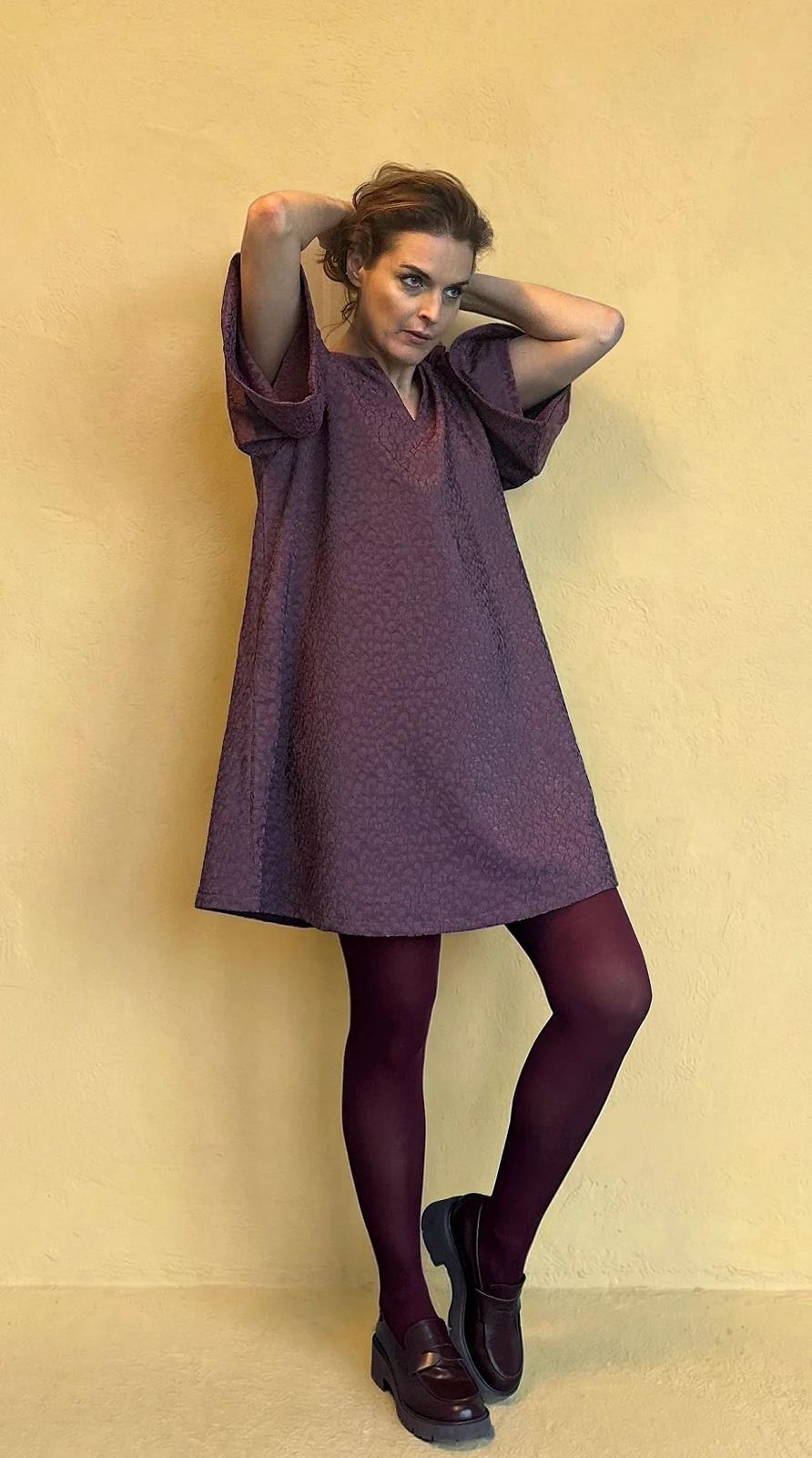 dress with V-collar and wider sleeves