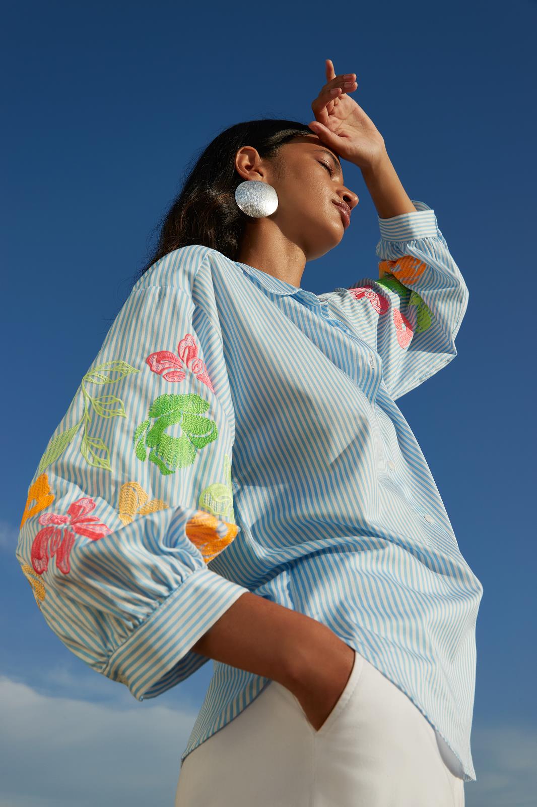 BLOUSE MET BLAUWE STREPEN