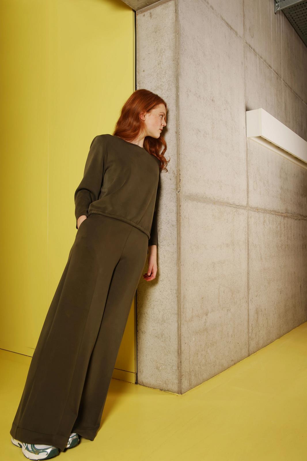 blouse with round neckline and long slee