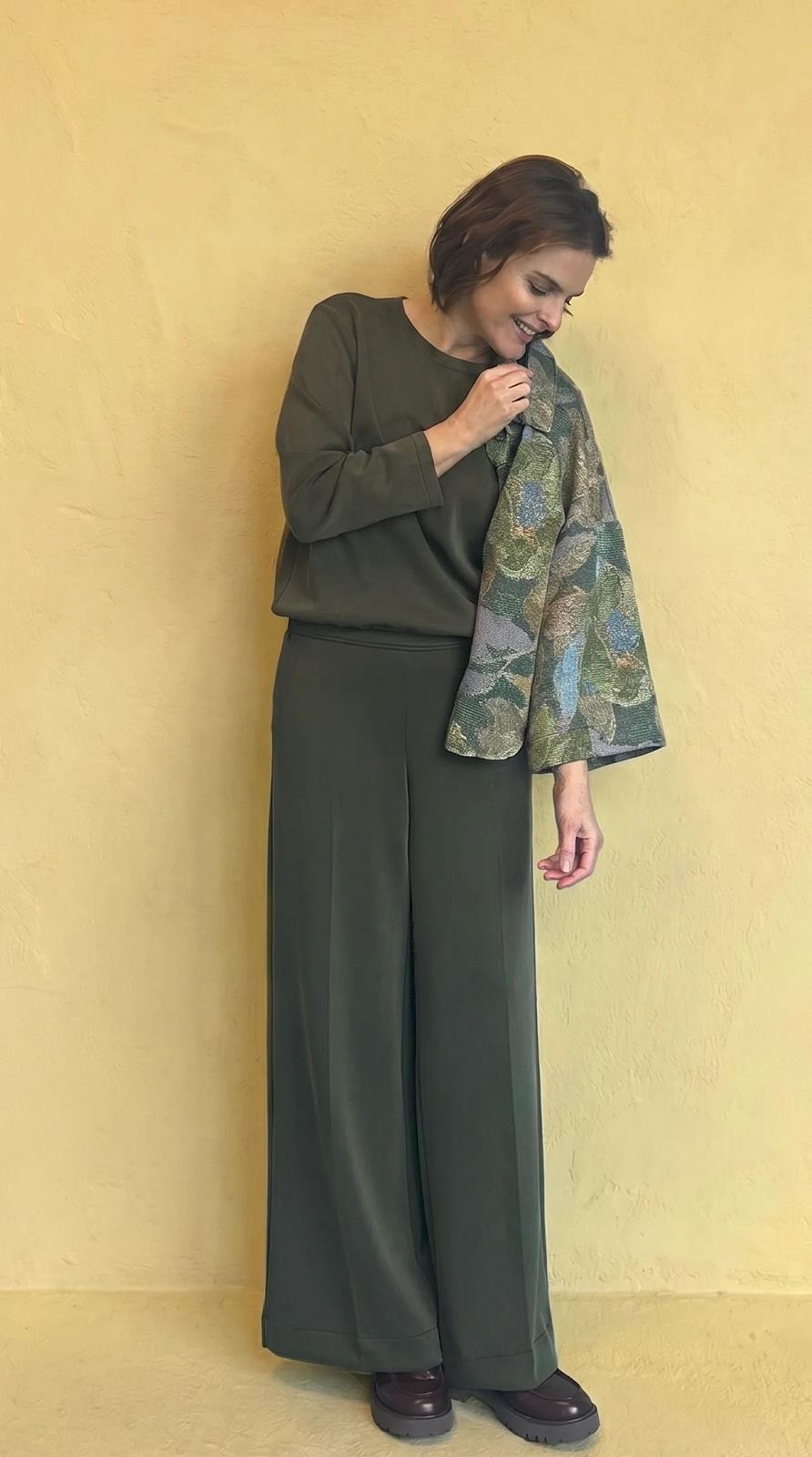 blouse with round neckline and long slee
