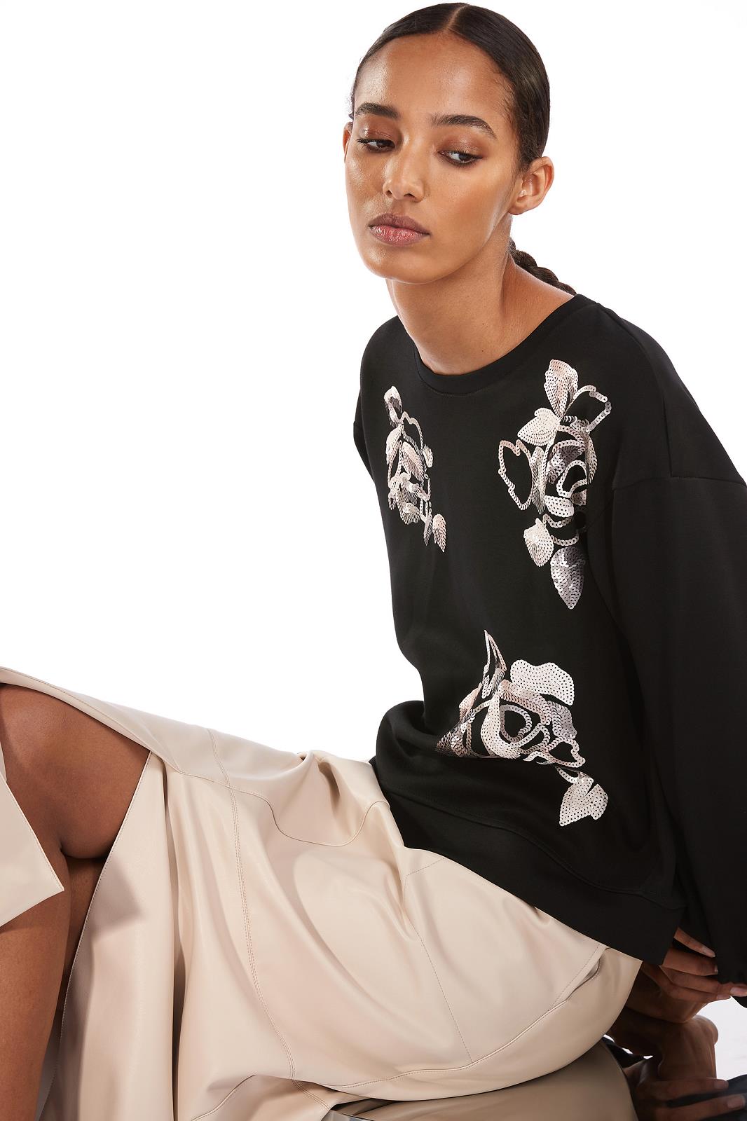 SWEATER LS-ON-UNI+APPLI-BLACK